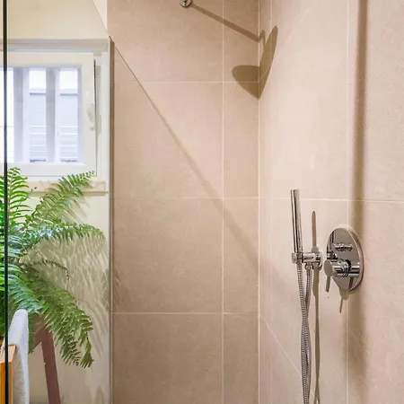 Big 4beds With Terrace, 15 Mins To Lisbon * ألمادا