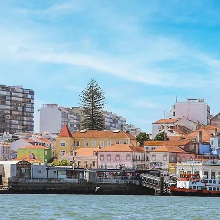 Big 4beds With Terrace, 15 Mins To Lisbon ألمادا