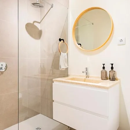 Big 4beds With Terrace, 15 Mins To Lisbon * ألمادا